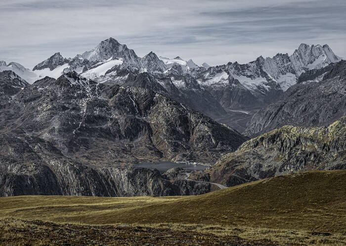 Blick auf die Grimselpasshöhe und die Berner Alpen.