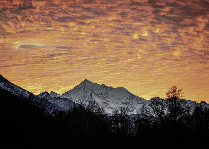 Das Weisshorn im feurigen Abendhimmel.